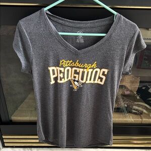 Woman’s NHL Pittsburgh Penguins Charcoal T-Shirt v neck. Small.